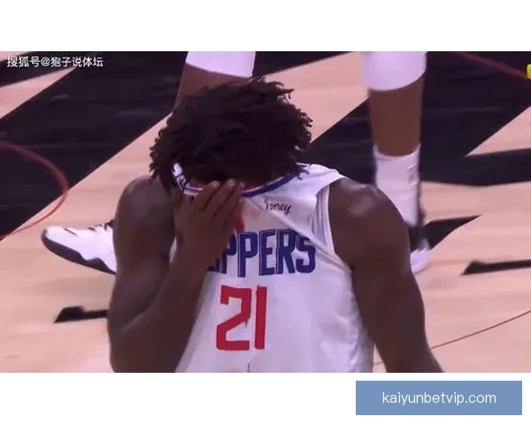 愿无大碍古德温倒地拼抢受压伤退场返回更衣室接受紧急治疗情况引关注